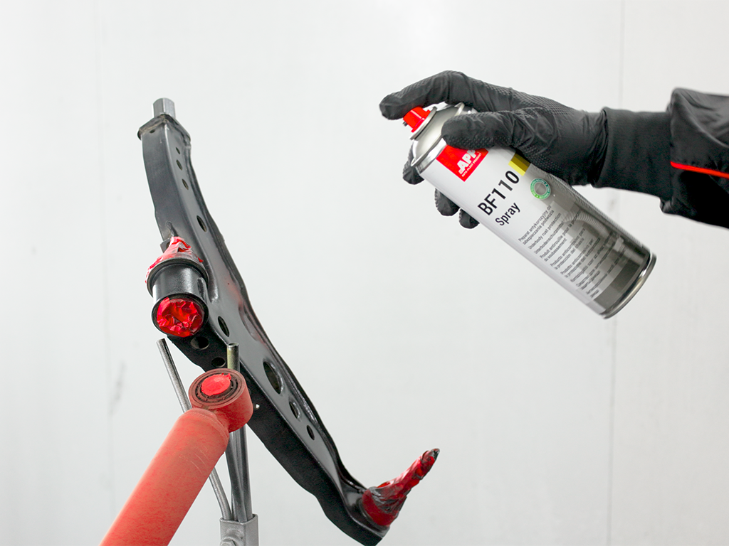 APP BF110 Spray - Preparat antykorozyjny do zabezpieczania podwozia | czarny | 0,50l
