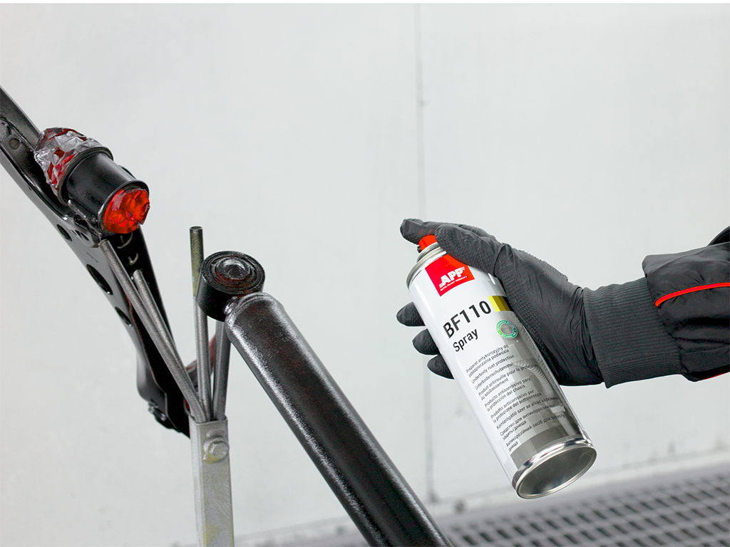 APP BF110 Spray - Preparat antykorozyjny do zabezpieczania podwozia | czarny | 0,50l